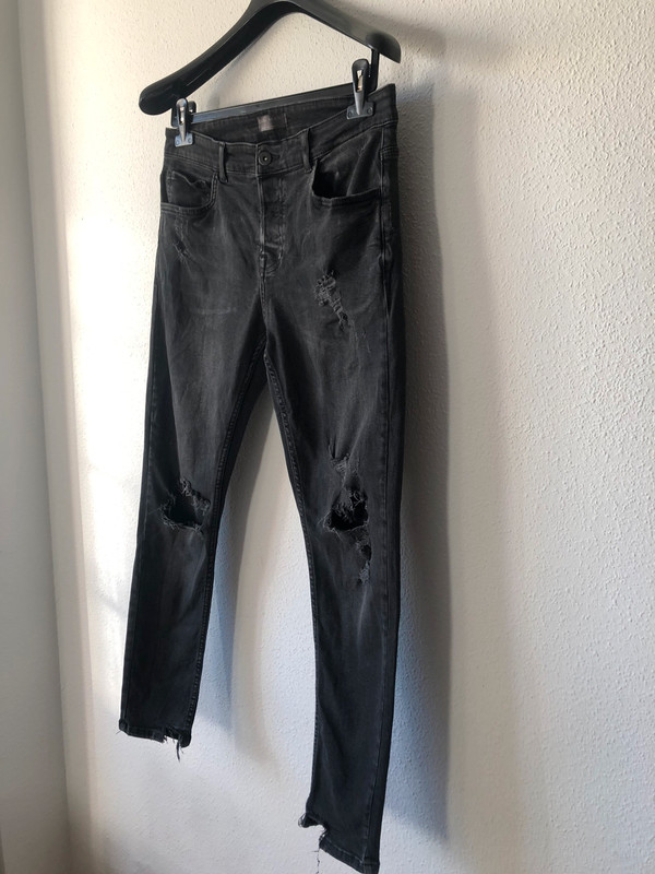 Pantalón con rotos color negro de - Vinted