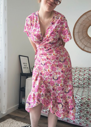 Robe portefeuille imprimé marguerites roses – Taille L, marke: Shein, zustand: Sehr gut, größe: L / 40 / 12, 10,00 €, 11,20 € inklusive Vinted-Käuferschutz