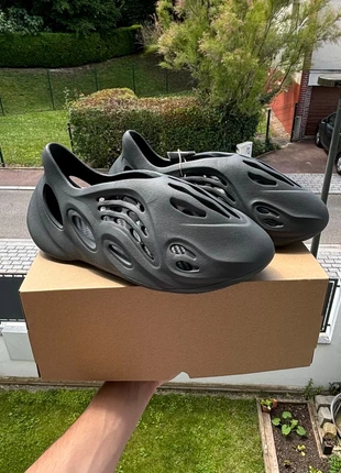 Yeezy Foam Runner Carbon, marque: Yeezy, état: Neuf avec étiquette, taille: 46, 115,00 €, 121,45 € Protection acheteurs incluse