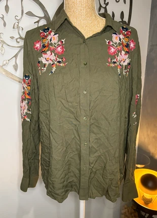 Chemise kaki brodée à fleurs, marque: Primark, état: Très bon état, taille: L / 40 / 12, 6,00 €, 7,00 € Protection acheteurs incluse
