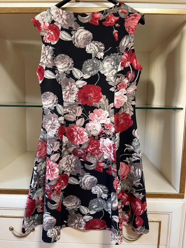 Vestito nero a fiori rossi Vinted