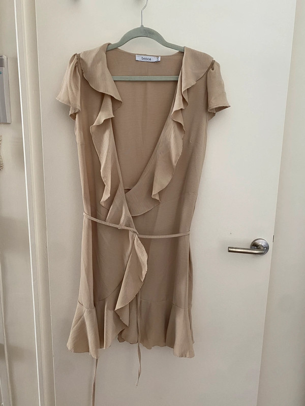 Robe courte cache-coeur beige à volants Benoa 2