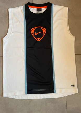 T-shirt/marcel/débardeur Nike taille XL junior très bon état, marke: Nike, zustand: Sehr gut, größe: XL, 5,00 €, 5,95 € inklusive Vinted-Käuferschutz