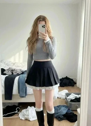 jupe-short noire plissée à détails en dentelle #088, marque: Académie Noire, état: Très bon état, taille: M / 38 / 10, 34,99 €, 37,44 € Protection acheteurs incluse