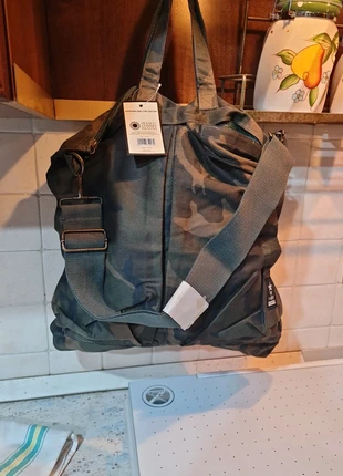 Borsone mimetico con 2 tasche sul davanti e tracolla, marque: Franco Cosimo Panini, état: Neuf avec étiquette, 7,00 €, 8,05 € Protection acheteurs incluse