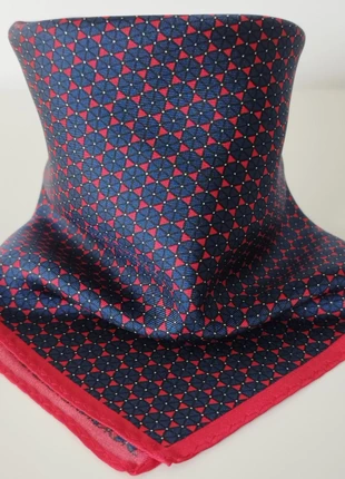 Foulard en soie Cremieux motif fleurs rouge et bleu, marque: Cremieux, état: Très bon état, 12,00 €, 13,30 € Protection acheteurs (Pro) incluse
