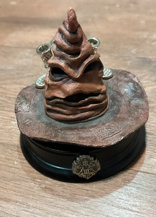 Présentoir stylo choixpeau Harry Potter sorting hat pencil holder, marque: Harry Potter, état: Très bon état, 30,00 €, 32,20 € Protection acheteurs incluse