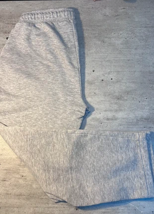 Jogging coupe droite assez large Kiabi gris taille S, marque: Kiabi, état: Très bon état, taille: S, 10,00 €, 11,20 € Protection acheteurs incluse