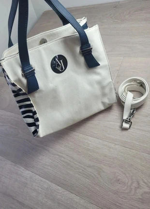 Sac à main Armani Jeans blanc et bleu marine zébré – similicuir – bandoulière amovible, merk: Armani Jeans, staat: Heel goed, € 17,00, € 18,55 inclusief Kopersbescherming