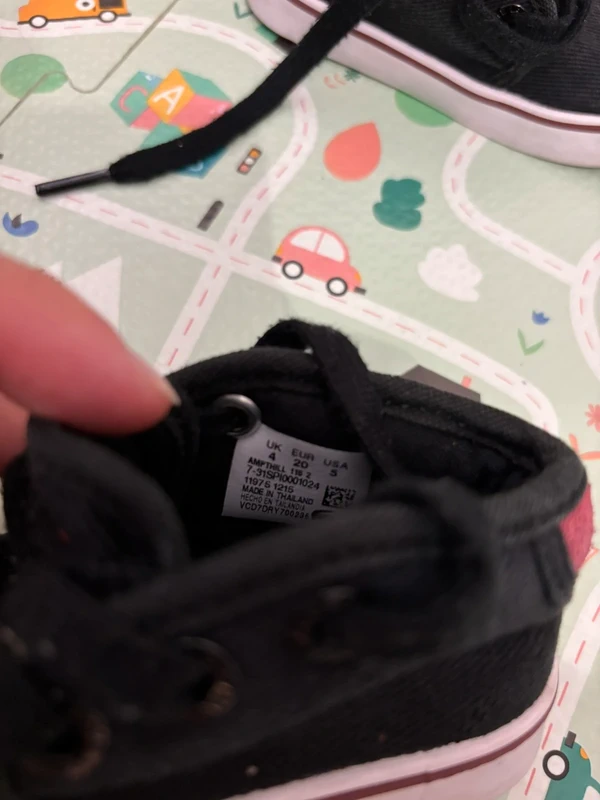 Chaussures Lacoste taille 20 - photo numéro 5