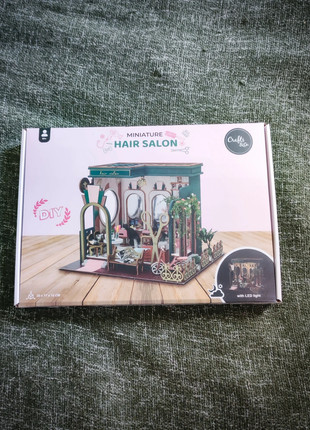 Maquette Miniature DIY Action Salon de Coiffure avec Led Neuve, marque: Action, état: Neuf avec étiquette, 12,00 €, 13,30 € Protection acheteurs (Pro) incluse