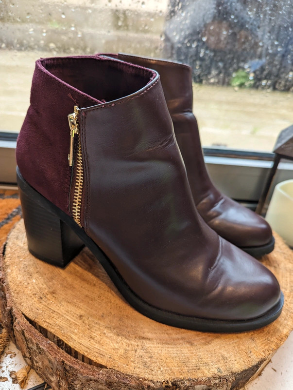 Burgundy colour store boots