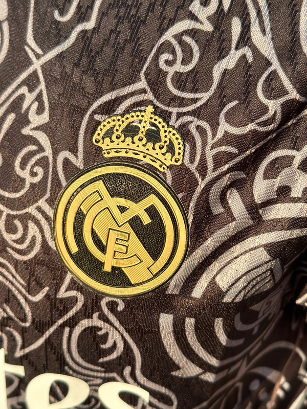 Maillot du réal madrid noir et blanc 2024-2025 3