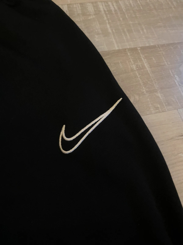 zwarte trainingsbroek van nike 2