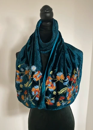 Mooie blauwe fluwelen sjaal met geborduurde bloemen, staat: Heel goed, € 22,95, € 24,80 inclusief Kopersbescherming