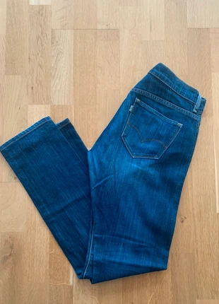 Levi’s blaue Jeans, Denim, Damenjeans Tilted Straight 523 W 27, merk: Levi's, staat: Heel goed, maat: S / 36 / 8, € 12,00, € 13,30 inclusief Kopersbescherming