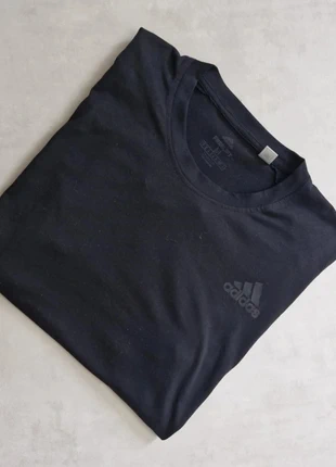 T-shirt noir Adidas Essential – Logo ton sur ton – Taille M – Fabriqué aux Philippines, marke: adidas, zustand: Sehr gut, größe: M, 9,00 €, 10,15 € inklusive Vinted-Käuferschutz