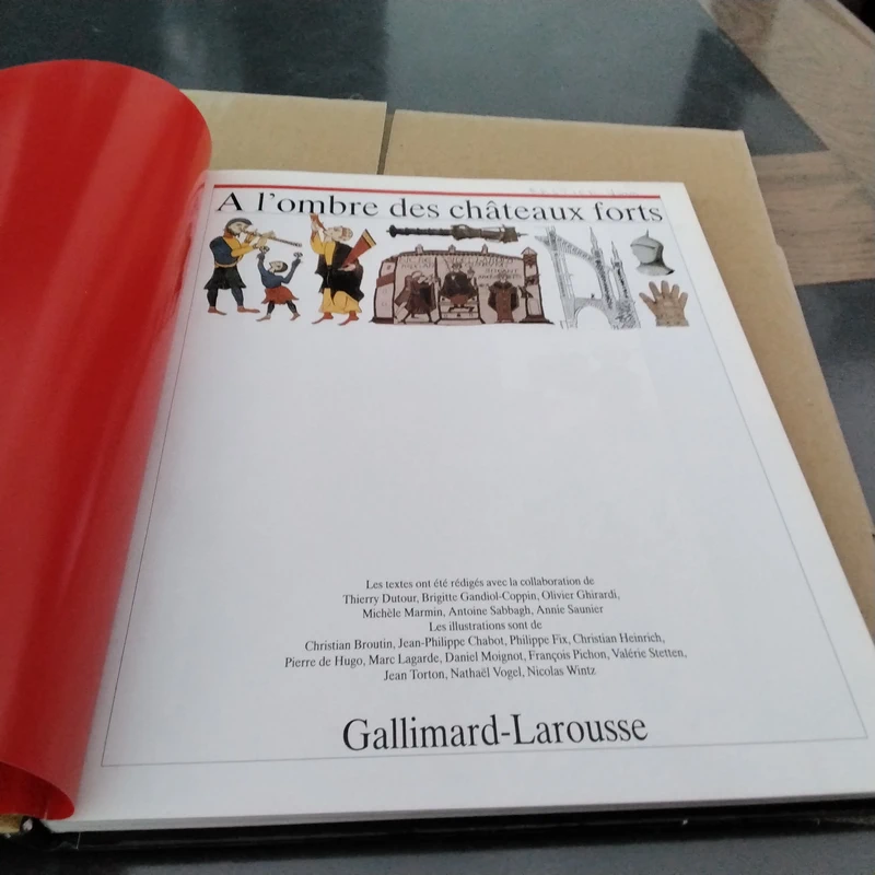 A l’ ombre des châteaux forts Gallimard Larousse - photo numéro 3