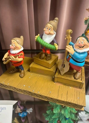 Disneyland Paris Dwarfs Figurine ‘2/3’, merk: Disneyland Paris, staat: Nieuw zonder prijskaartje, € 39,00, € 41,65 inclusief Kopersbescherming Pro