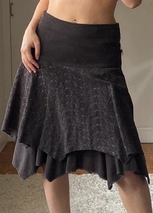 Jupe mi longue asymétrique étage empiècement volant et broderie fantaisie, brand: Vintage Dressing, condizioni: Ottime, taglia: S / IT 40 / EU 36, €17.00, €18.55 include la Protezione acquisti