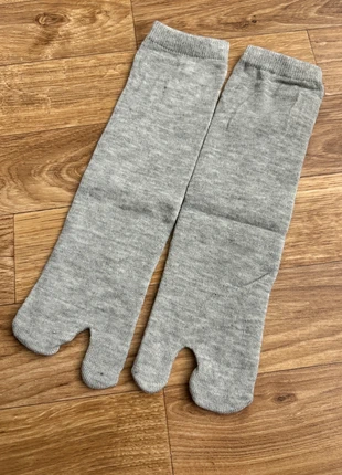 Une paire de chaussettes tabi gris, marke: Kimono, zustand: Neu, größe: M | 39–42, 8,00 €, 9,10 € beinhaltet Vinted-Käuferschutz Pro