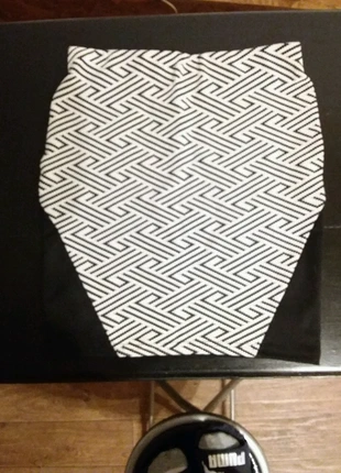 Très belle mini jupe moulante à motifs géométriques noirs et blanche, brand: Mim, condition: New with tags, size: S / 36 / 8, €7.00, €8.05 includes Buyer Protection