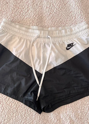pantaloncino NIKE bianco e nero - taglia L, marke: Nike, zustand: Neu, größe: L / 40 / 12, 10,00 €, 11,20 € inklusive Vinted-Käuferschutz
