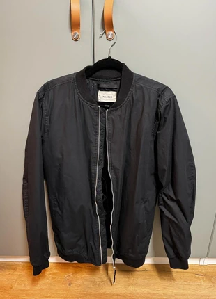Bomberjacke schwarz, marke: Pull & Bear, zustand: Sehr gut, größe: L, 11,00 €, 12,25 € inklusive Vinted-Käuferschutz