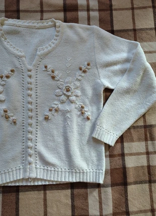 Maglione cottagecore bianco con dettagli floreali e perline in legno, marke: Vintage Dressing, zustand: Sehr gut, größe: M / 38 / 10, 19,00 €, 20,65 € inklusive Vinted-Käuferschutz