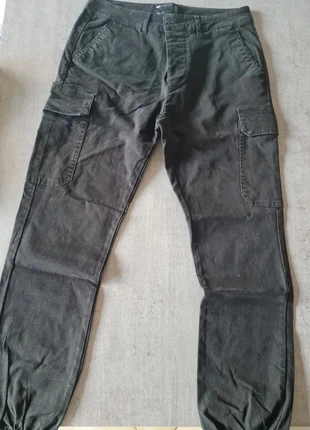 Pantalon cargo noir, marke: ASOS Design, zustand: Sehr gut, größe: W30 | DE 46, 3,95 €, 4,85 € inklusive Vinted-Käuferschutz
