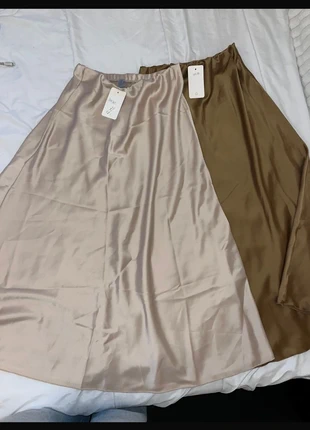 Jupe longue satinée beige, effet soyeux, staat: Nieuw met prijskaartje, maat: Universele maat, € 14,00, € 15,40 inclusief Kopersbescherming