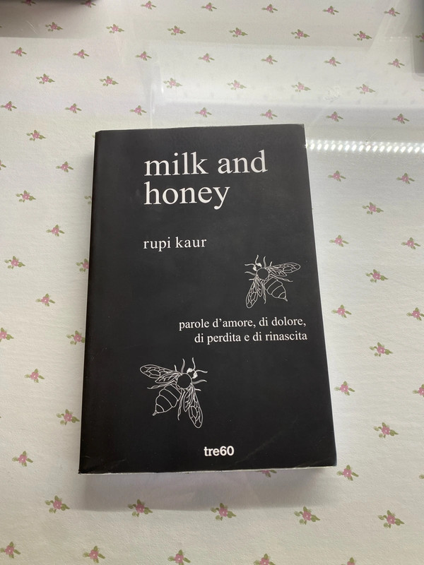 Libro poesia Milk and honey rupi kaur