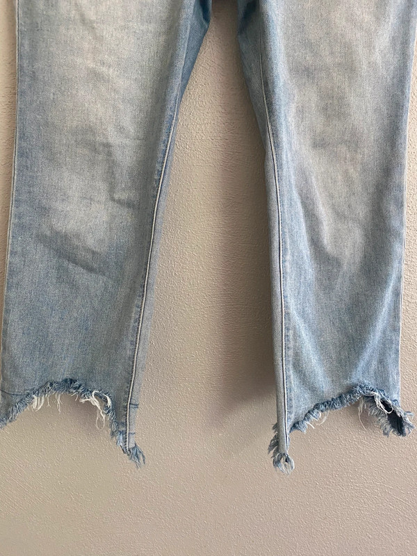 Old Navy Womens Jeans Size 12 Cropped Raw Hem Distressed Light Wash Stretch 4