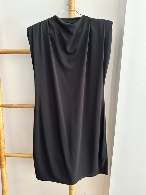 Petite robe noire à épaulettes