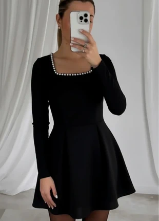 Robe noire patineuse à perles au col carré, marque: alortue dresses, état: Neuf sans étiquette, taille: S / 36 / 8, 30,00 €, 32,20 € Protection acheteurs incluse