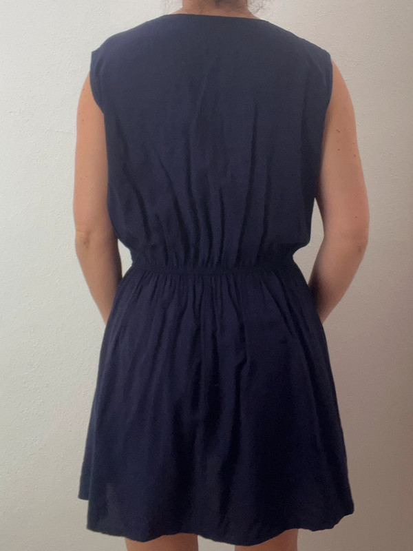 Vestido azul marino con bordados 3