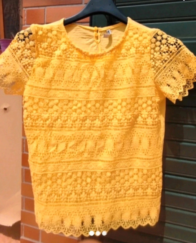 Maglia gialla con fiori in macrame 1