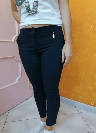 Pantalone skinny nero con ciondolo, zustand: Neu, größe: S / 36 / 8, 12,99 €, 14,34 € inklusive Vinted-Käuferschutz