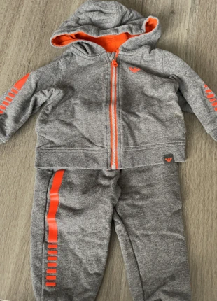 Training + t chirt Armani , marque: Armani, état: Très bon état, taille: 3-6 mois / 62 cm, 65,00 €, 68,95 € Protection acheteurs incluse