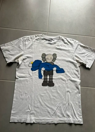 Tee shirt UNIQLO x Kaws, marque: Kaws, état: Bon état, taille: M, 15,00 €, 16,45 € Protection acheteurs incluse