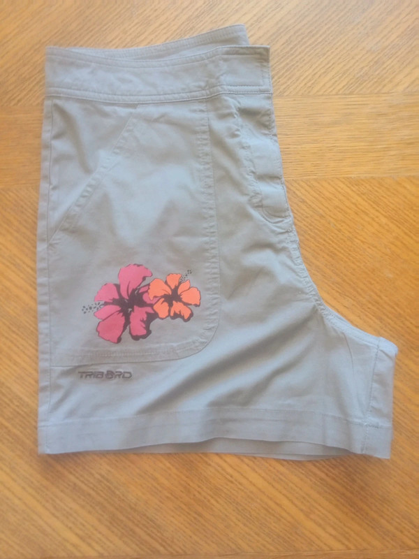 Short femme/ Tribord / taille 38/ beige motifs fleurs 1