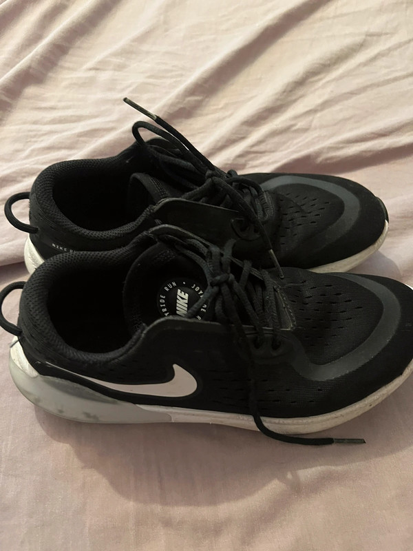 Boys black sales nike tennis shoes