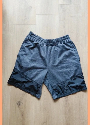 Short Under Armour - Gris - Taille M, marque: Under Armour, état: Bon état, taille: M, 12,00 €, 13,30 € Protection acheteurs incluse