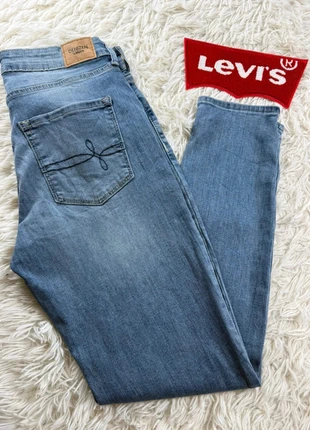 Jean Lévi’s Mid Rise Skinny W28 FR38 L28. L1545, brand: Levi's, condizioni: Ottime, taglia: M / IT 42 / EU 38, €21.00, €22.75 include la Protezione acquisti Pro