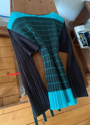 Issey Miyake Pleats Please sculptural top, merk: Pleats Please Issey Miyake, staat: Heel goed, maat: Overige, € 190,00, € 200,20 inclusief Kopersbescherming