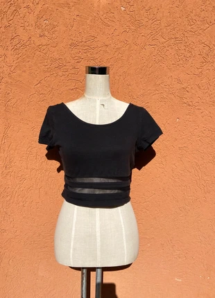 Top Crop Nero – Minimal con Dettagli Trasparenti - Black Crop Top – Minimal with Sheer Mesh Panels, brand: H&M, condizioni: Ottime, taglia: XS / IT 38 / EU 34, €6.00, €7.00 include la Protezione acquisti