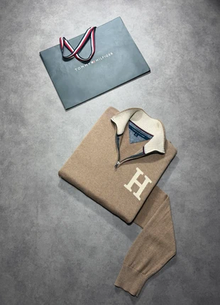 Pull Half Zip | 1/4 zip col camionneur Tommy Hilfiger marron clair - Logo brodé - Taille L | 2350, brand: Tommy Hilfiger, condizioni: Ottime, taglia: L, €39.99, €42.69 include la Protezione acquisti Pro