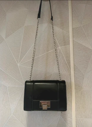 Borsetta nera a tracolla effetto pelle con chiusura a scatto - Stradivarius, marque: Stradivarius, état: Neuf sans étiquette, 6,00 €, 7,00 € Protection acheteurs incluse