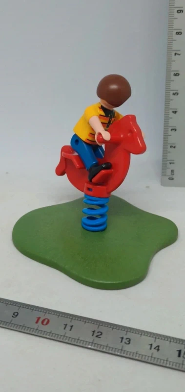 Enfant sur jeu cheval sur ressort playmobil - photo numéro 2