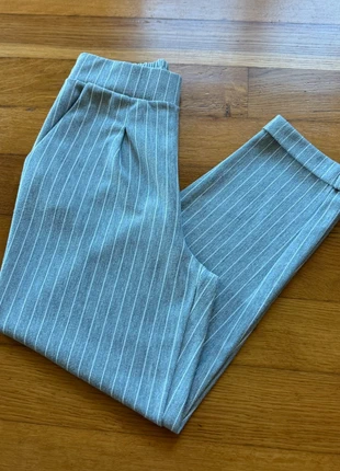Grey Pinstripe Tailored Trousers, merk: Zara, staat: Nieuw met prijskaartje, maat: XS / 34 / 6, € 15,00, € 16,45 inclusief Kopersbescherming